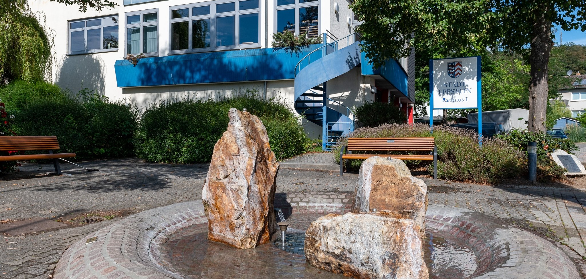 Brunnen vor dem Rathaus in Vockenhausen