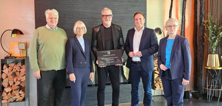 Die Stadt überreicht Markus Rösmann (Mitte) eine Plakette zum 10-jährigen Jubiläum von PERCUMA. Stadtrat Dr. Christian Weiser, Erste Stadträtin Andrea Sehr, Bürgermeister Alexander Simon und SWE Geschäftsführerin Sibylle Yaakov gratulieren. 