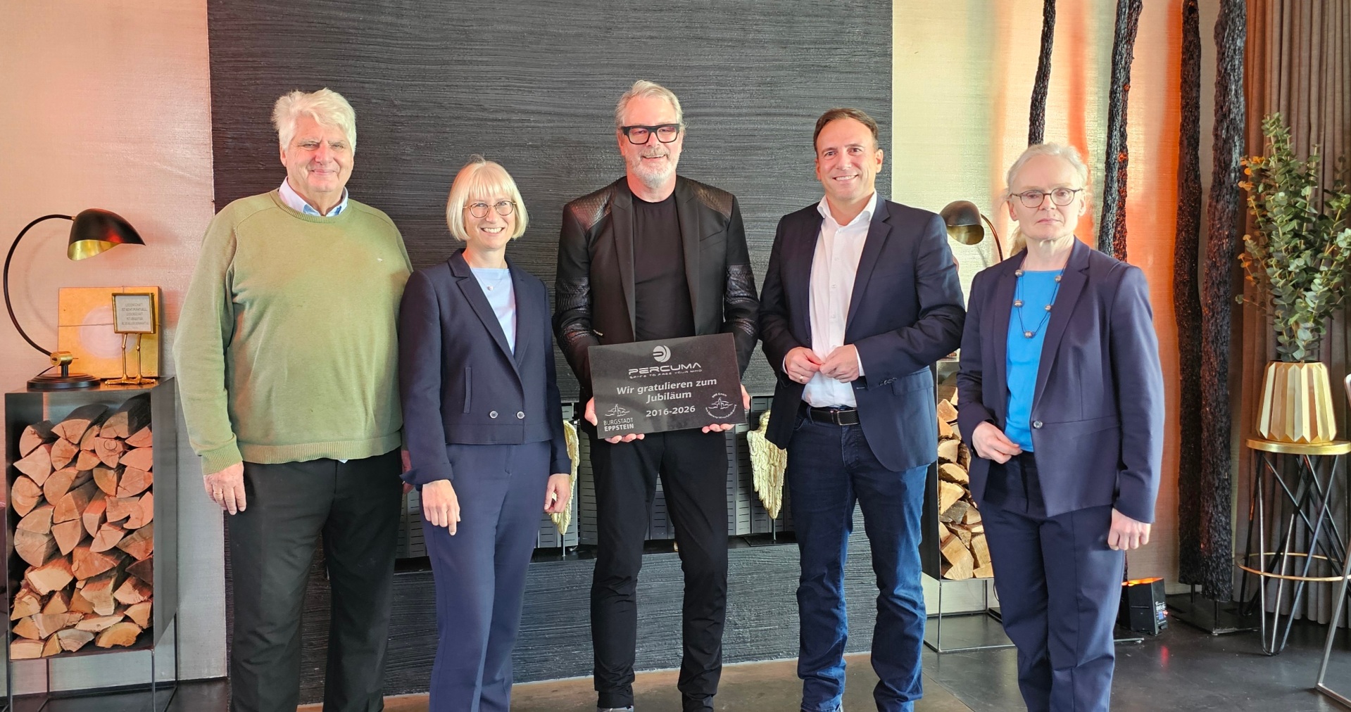 Die Stadt überreicht Markus Rösmann (Mitte) eine Plakette zum 10-jährigen Jubiläum von PERCUMA. Stadtrat Dr. Christian Weiser, Erste Stadträtin Andrea Sehr, Bürgermeister Alexander Simon und SWE Geschäftsführerin Sibylle Yaakov gratulieren.