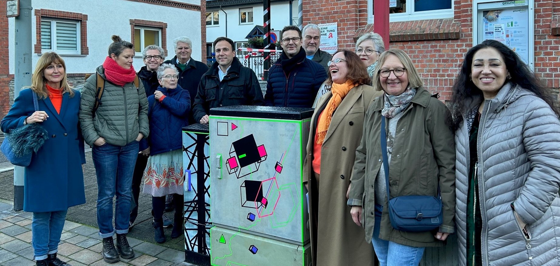 Treffen am von Katja Trümper und Stephan Ye-Löhr gestalteten Kasten vor der Goldbach-Apotheke. 