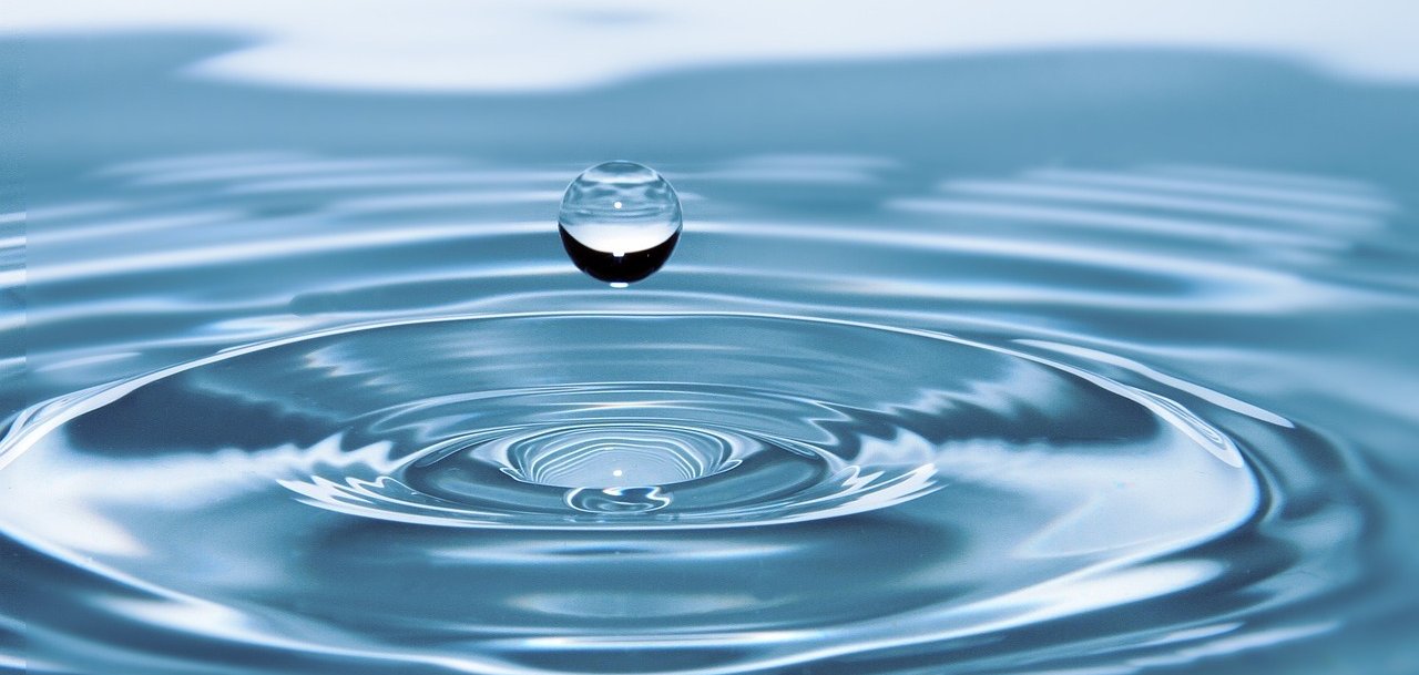 Wassertropen der ins Wasser tropft