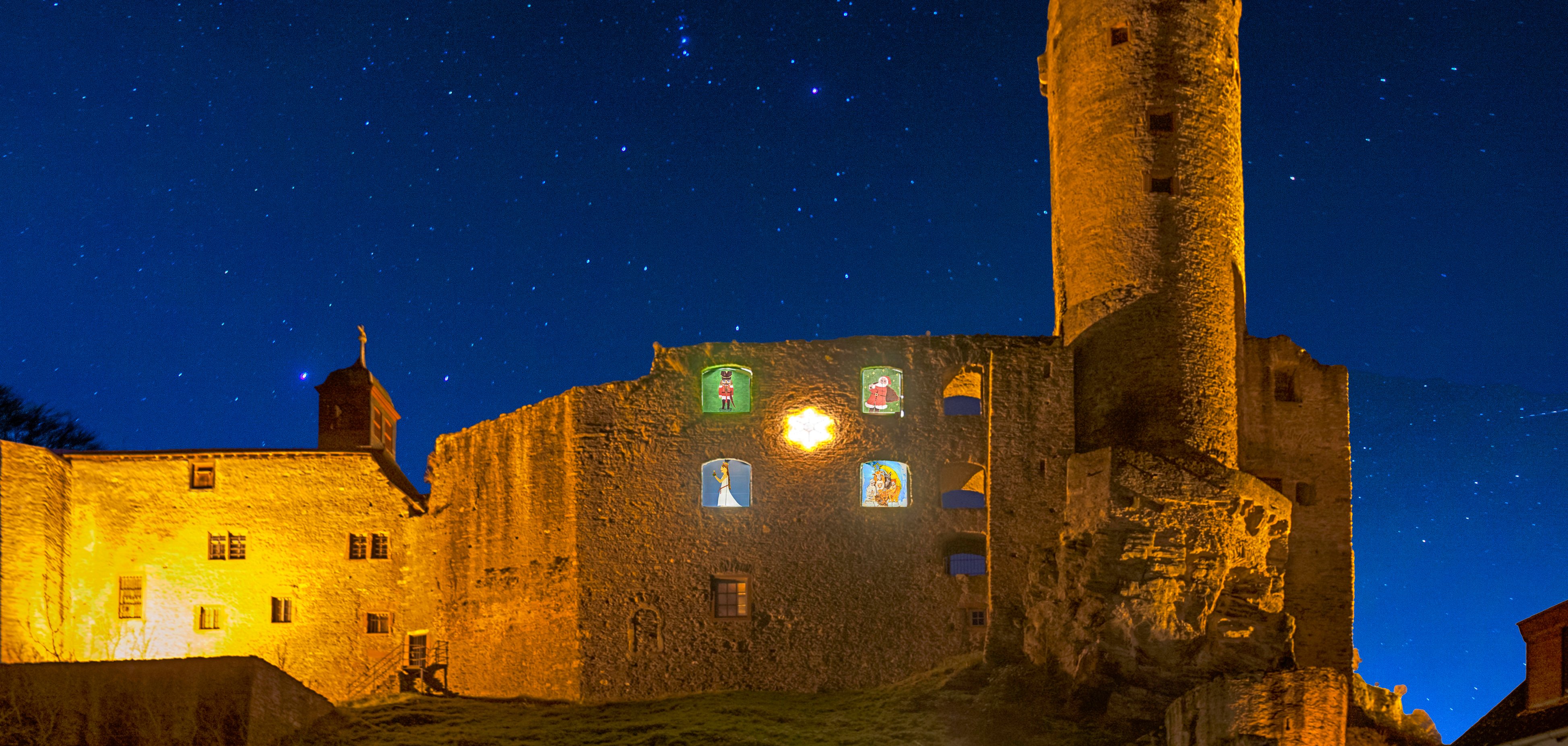 Blick auf die Burg mit Ansicht Adventsfenster