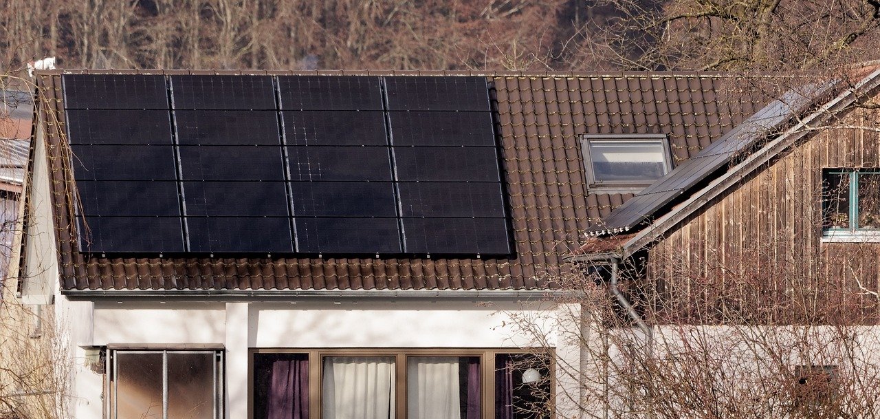 Haus mit Solaranlage auf dem Dach
