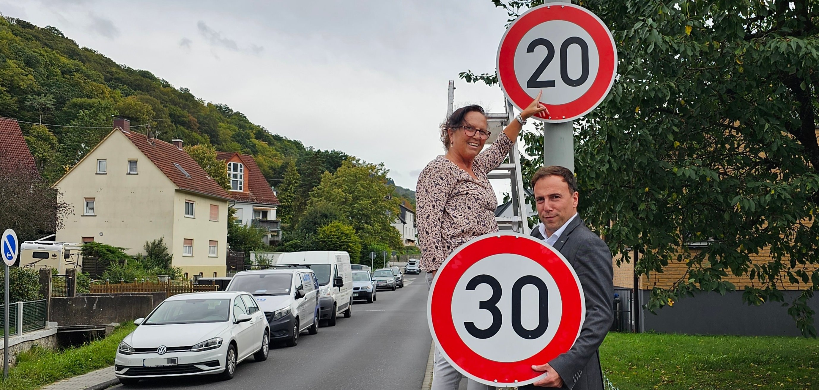 Bürgermeister Alexander Simon und Ehlhaltens Ortsvorsteherin Martina Smolorz beim Austausch der Schilder 
