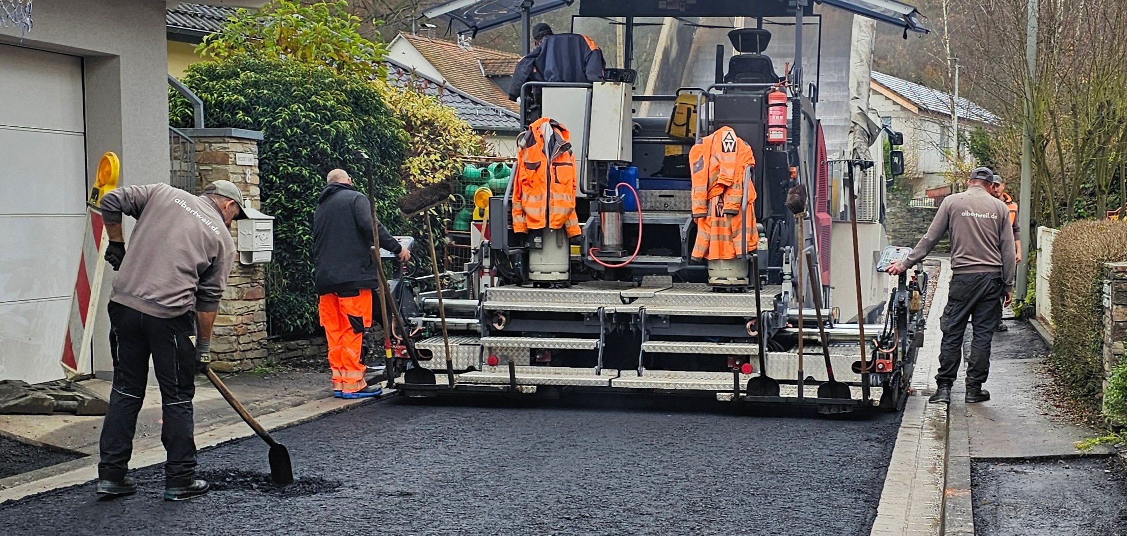 Baumaschine und Arbeiter in der Cuntzstraße