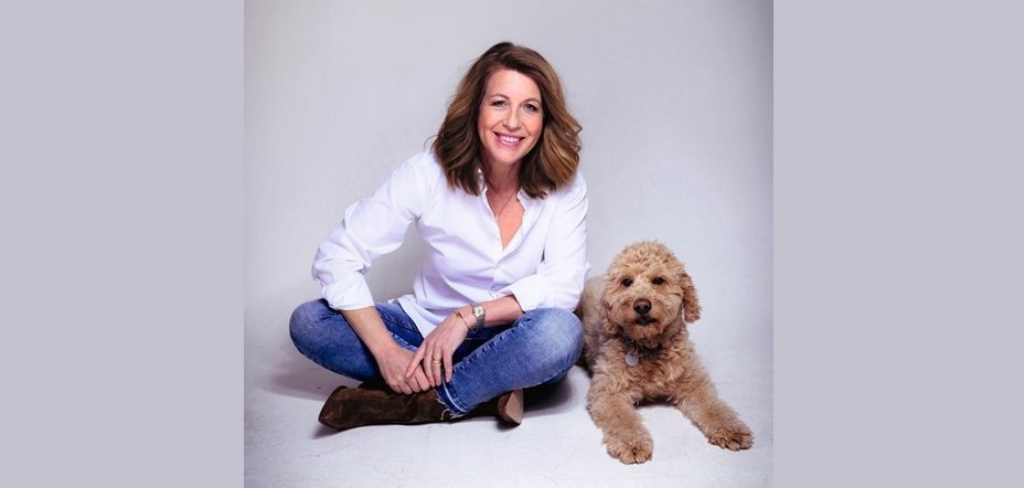 Anne Gesthuysen mit braunem Pudel (Hund)