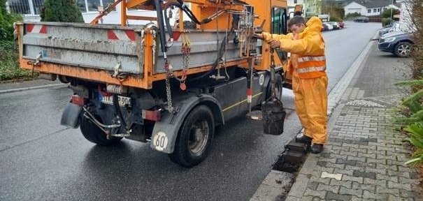 Reinigung der Straßeneinläufe mit einem Fahrzeug