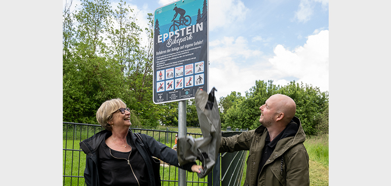 Sabine Bergold und Stephan Euler bei der Enthüllung des Schildes für den neuen Bikepark
