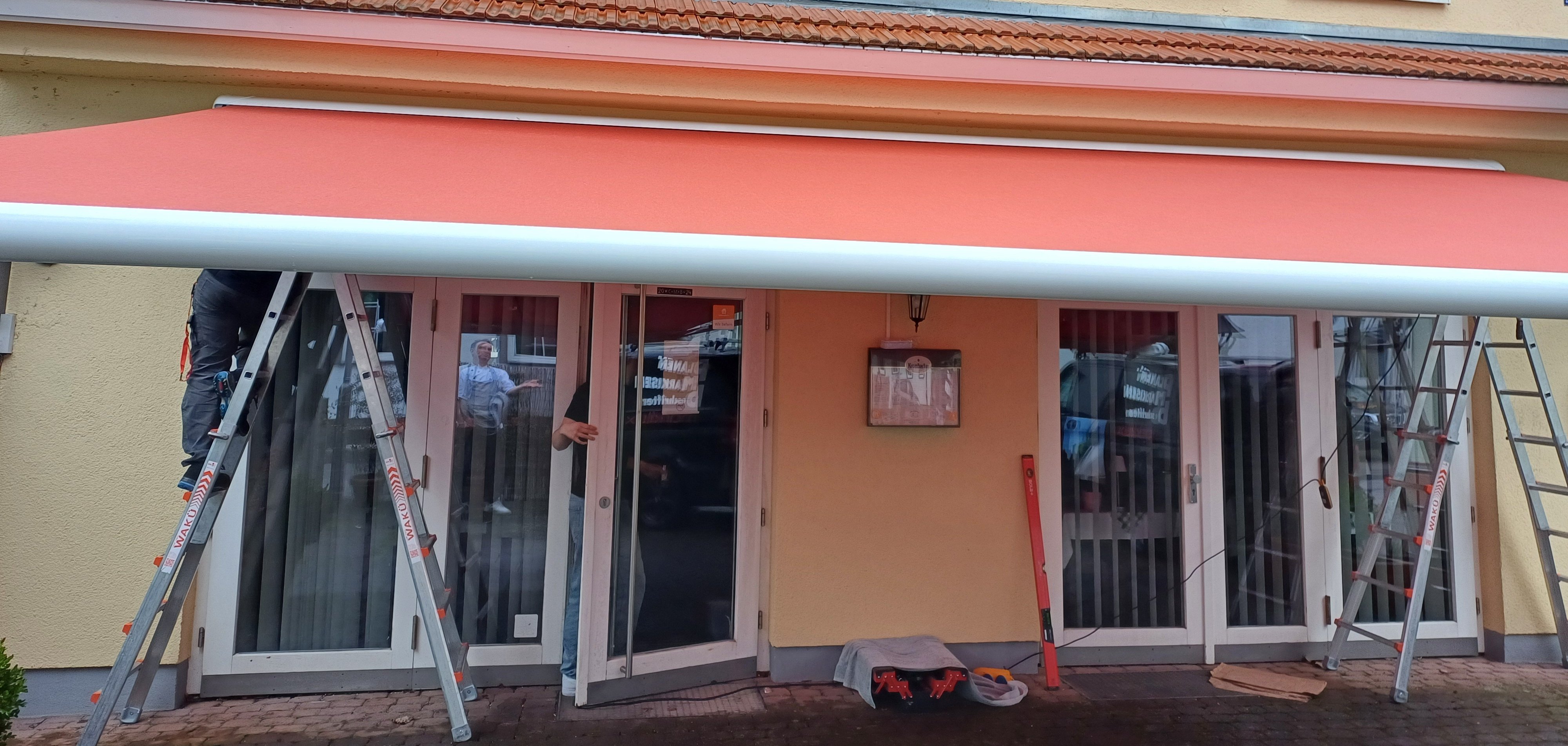 Montage der neuen, roten Markise 