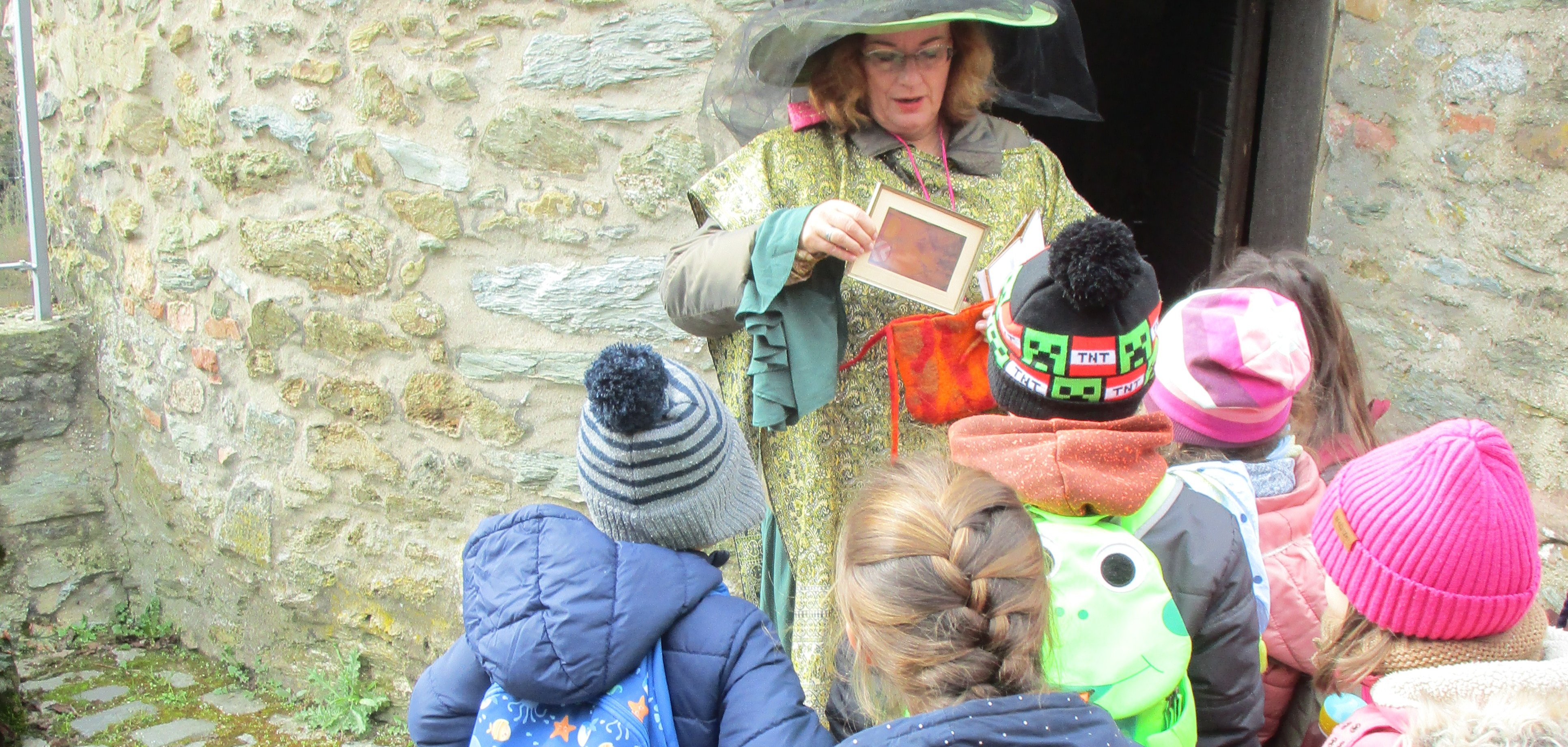 Die Vorschulgruppe der Kita Niederjosbach erlebt Tiere auf der Burg