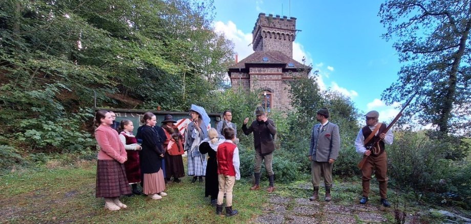 Spielszene der Burgschauspieler an der Burgvilla