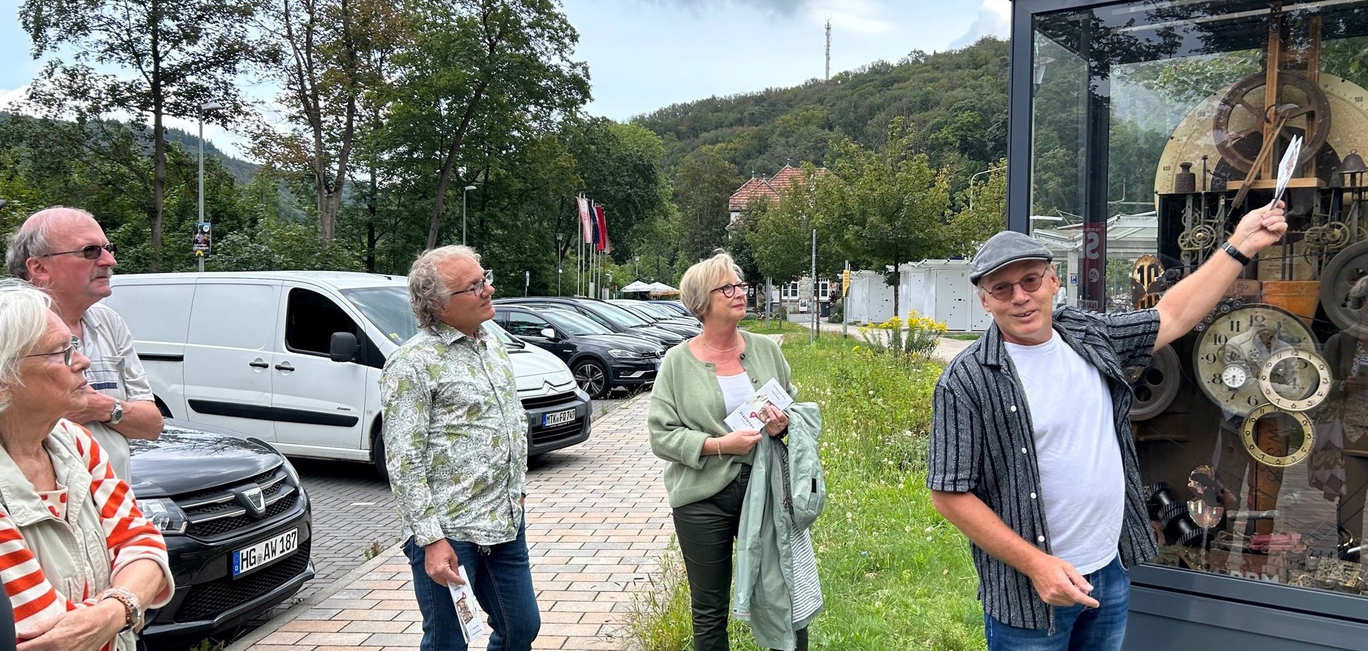 Erste Stadträtin Sabine Bergold mit Frank Wolf und Kai Wolf am Denkmal 