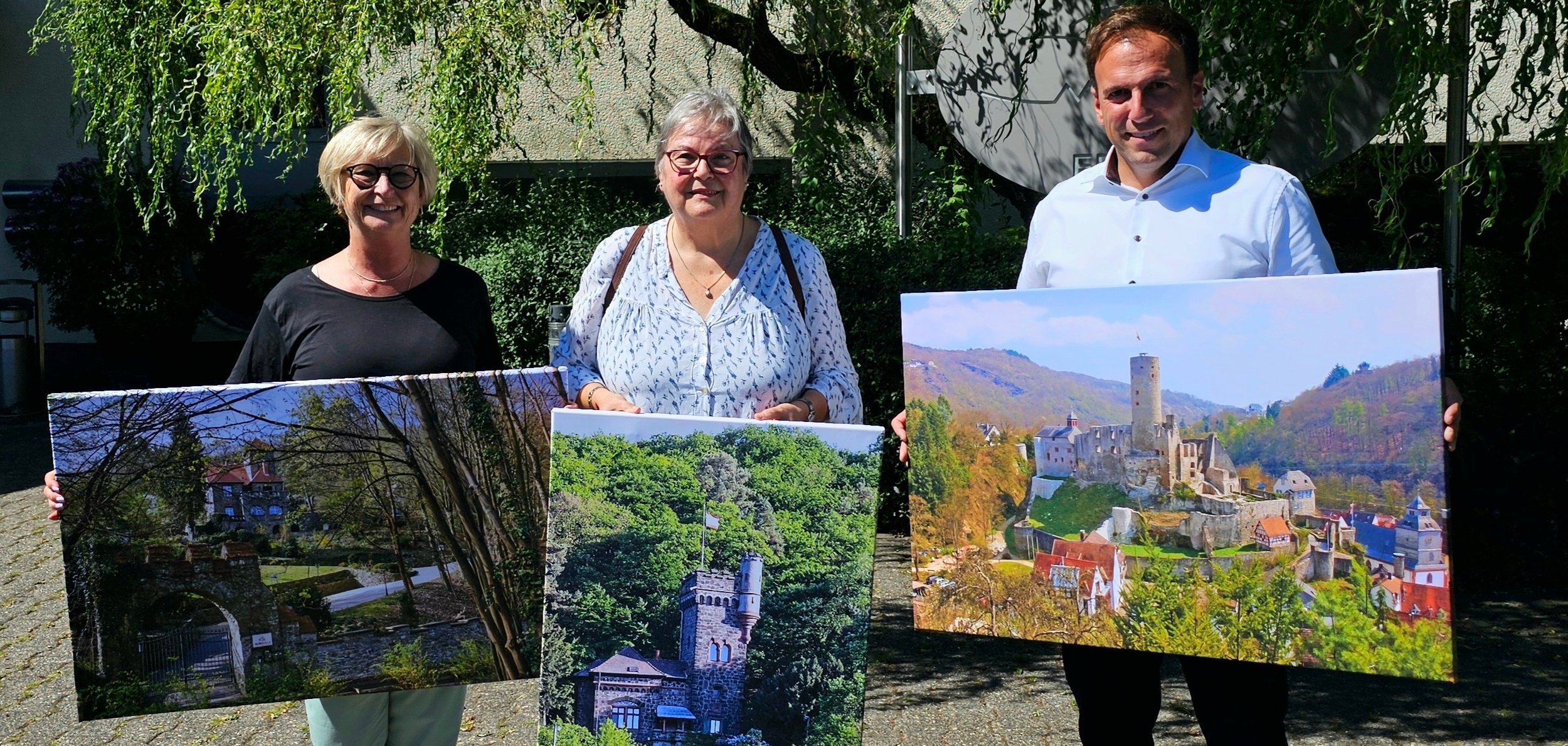 Erste Stadträtin Sabine Bergold, Christa Hofmann (Hospizverein Lebensbrücke e. V.) und Bürgermeister Alexander Simon (v. li. n. re.).