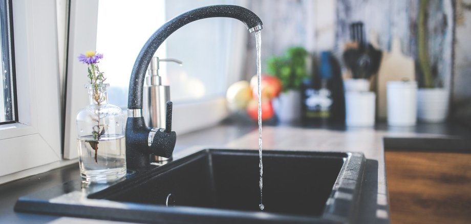 Laufender Wasserhahn in der Küche