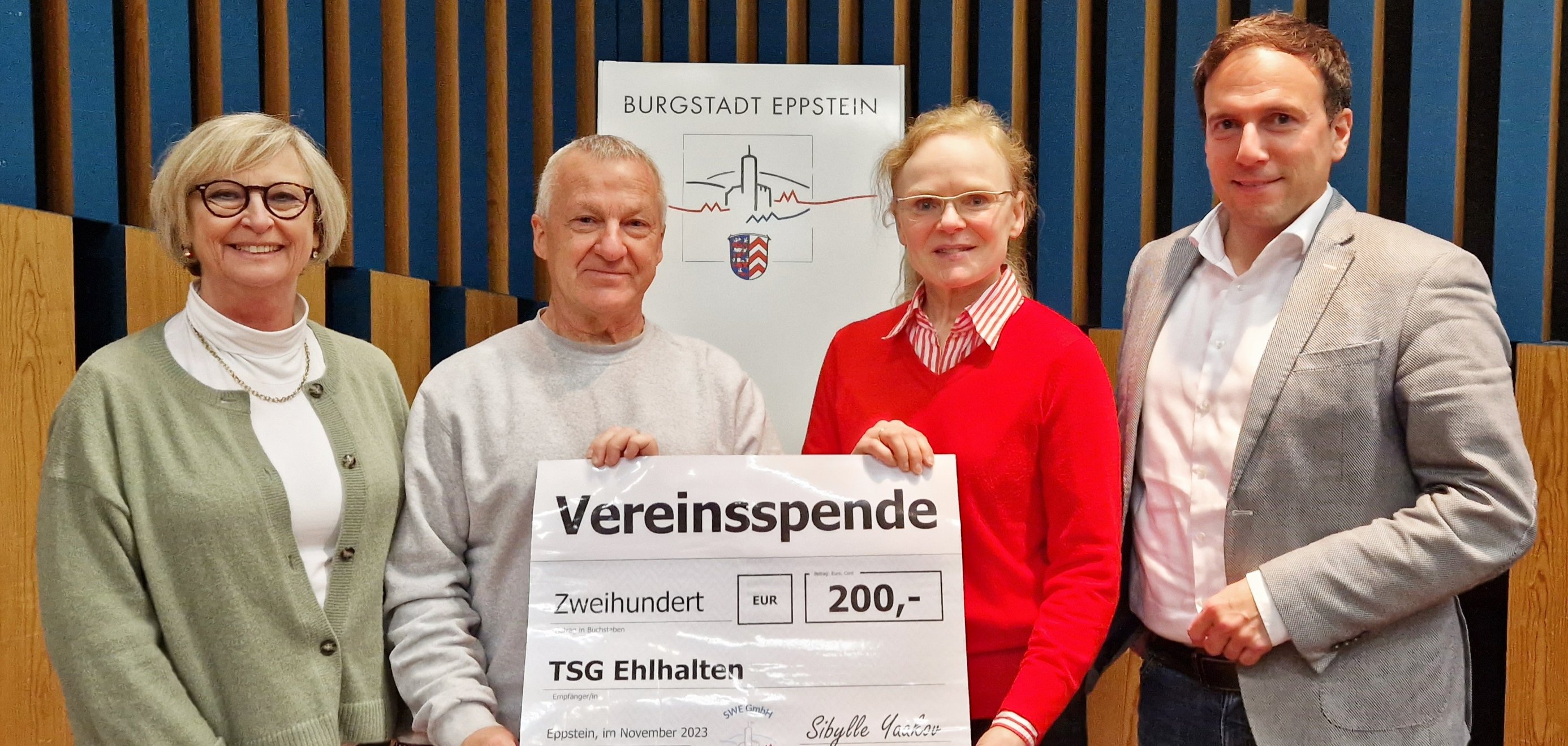 S. Bergold, B. Gruber, S. Yaakov und A. Simon bei der Scheckübergabe