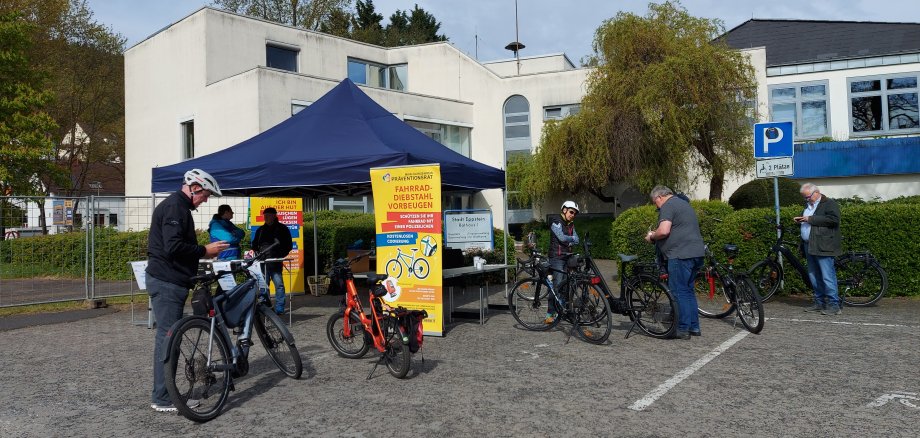 Fahrräder vor einem blauen Pavillon