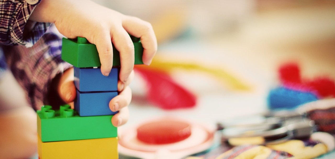 Kind beim speilen mit Bauklötzen