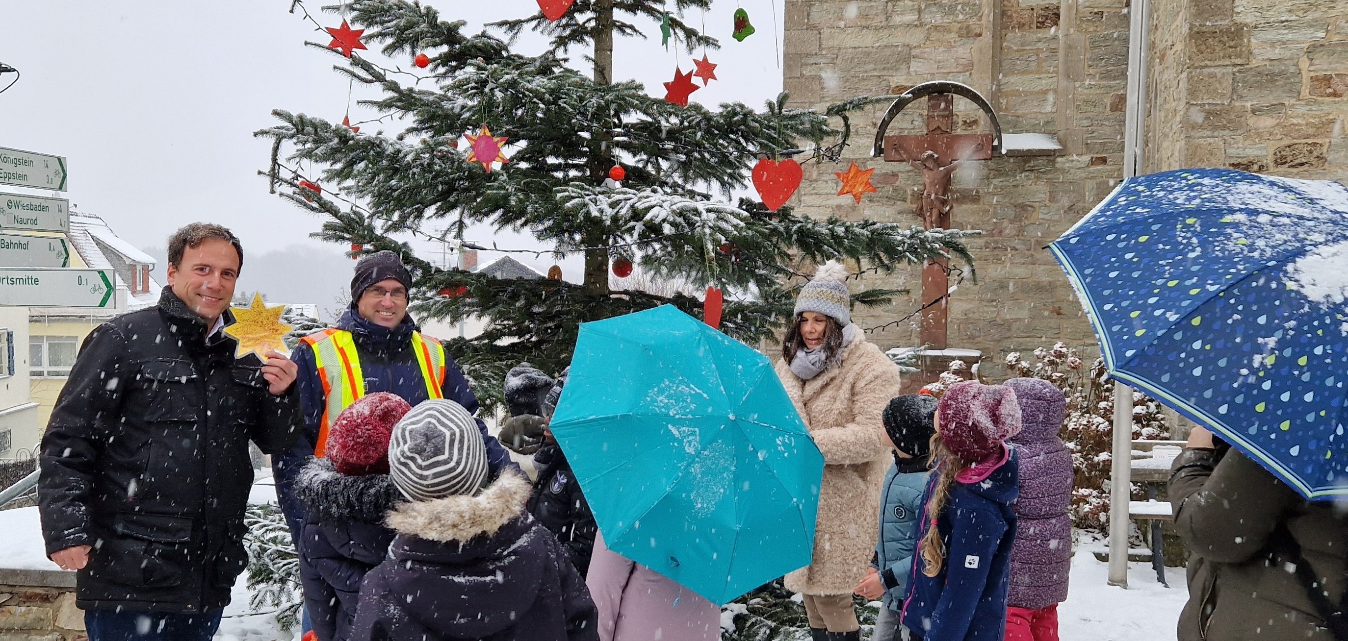 Kinder beim Baumschmücken mit Bürgermeistern Alexander Simon