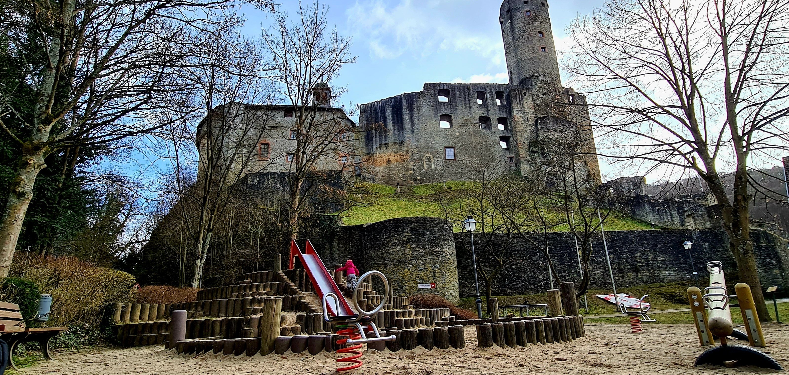 Ansicht des Spielplatzes in der Wooganlage, im Hintergrund die Burg Eppstein