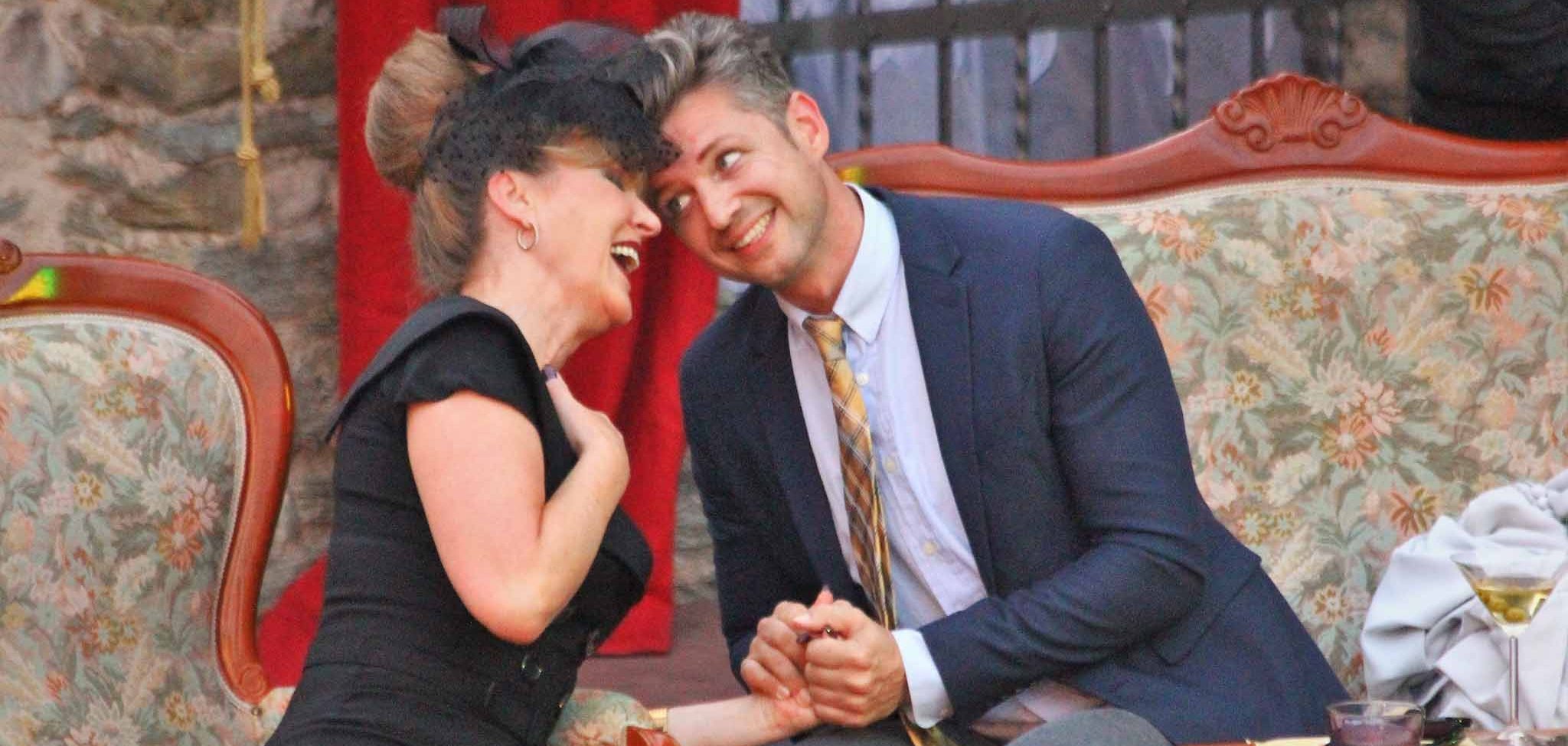 Szenefoto aus „Trink oder stirb“ mit den Eppsteiner Burgschauspielern Nicola Sasse und Dirk Büttner