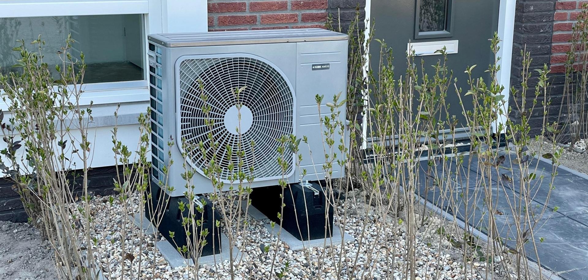 Wärmepumpe vor einem Haus