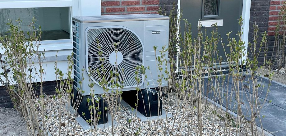 Wärmepumpe vor einem Haus