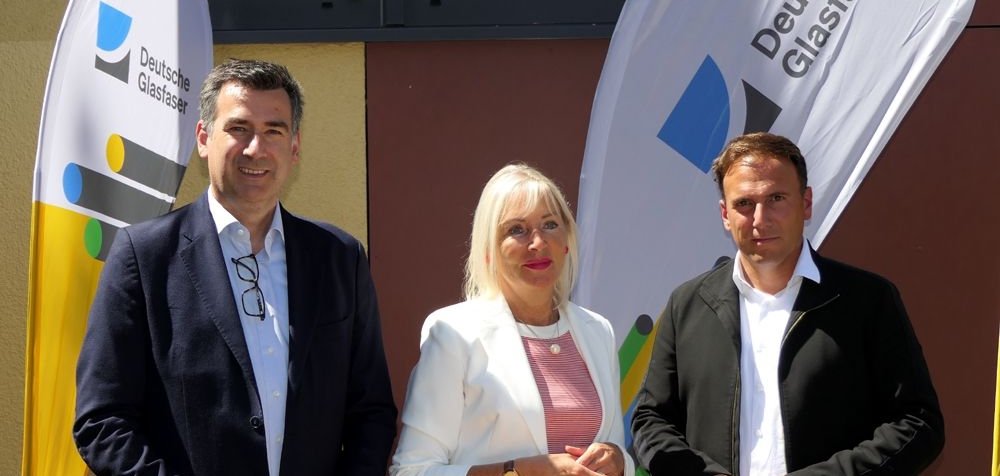 Bild: Andreas Pfisterer, CEO Deutsche Glasfaser, Staatsministerin Kristina Sinemus und Bürgermeister Alexander Simon (v. li. n. re.)