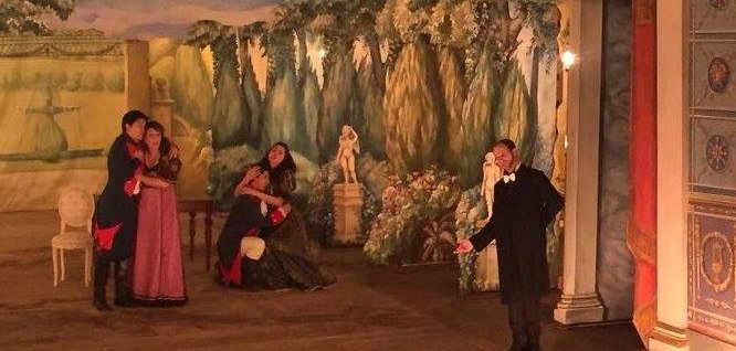 Mozarts Così fan tutte in einer Inszenierung der Opera Classica Europa