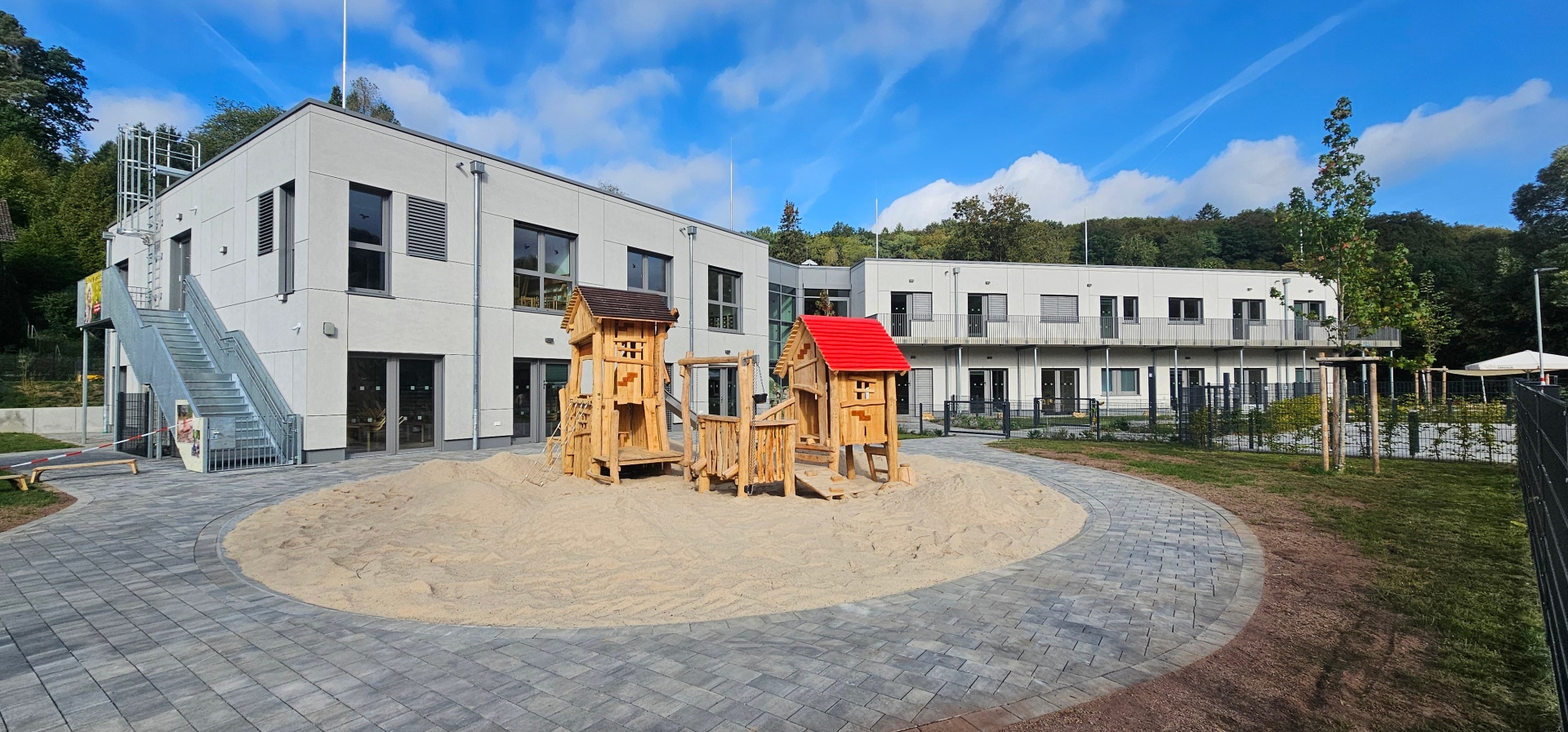 Blick auf das neue Spielgerät am KIndergarten Embsmühle (Foto: Stadt Eppstein)