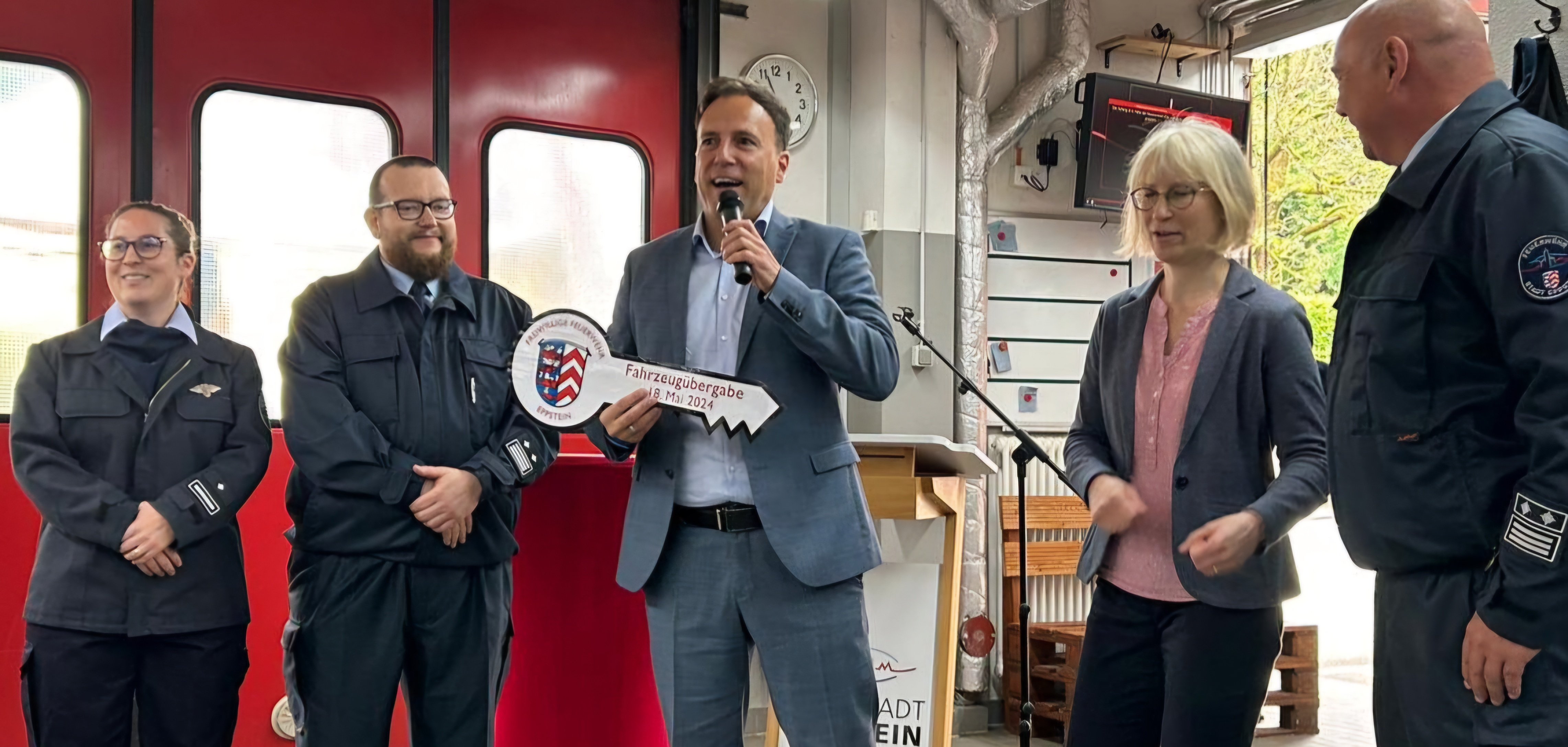 Schlüsselübergabe für das neue Löschfahrzeug