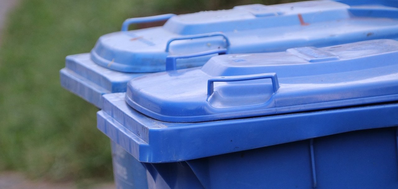 Blaue Mülltonne