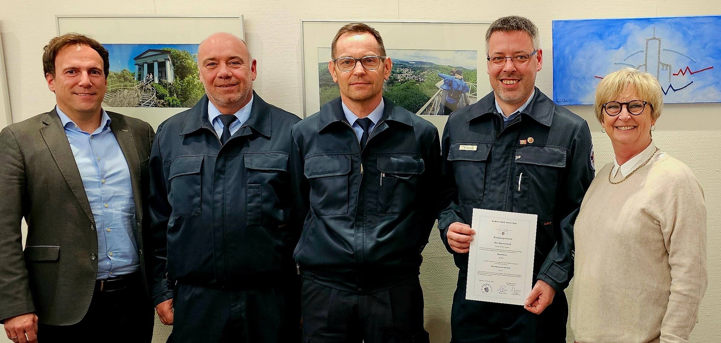 Bürgermeister Alexander Simon, Stadtbrandinspektor Mario Mezga, stellvertretender Stadtbrandinspektor Carsten Lange, Niederjosbachs Wehrführer Patrick Gruß und Erste Stadträtin Sabine Bergold (v.l.n.r.).