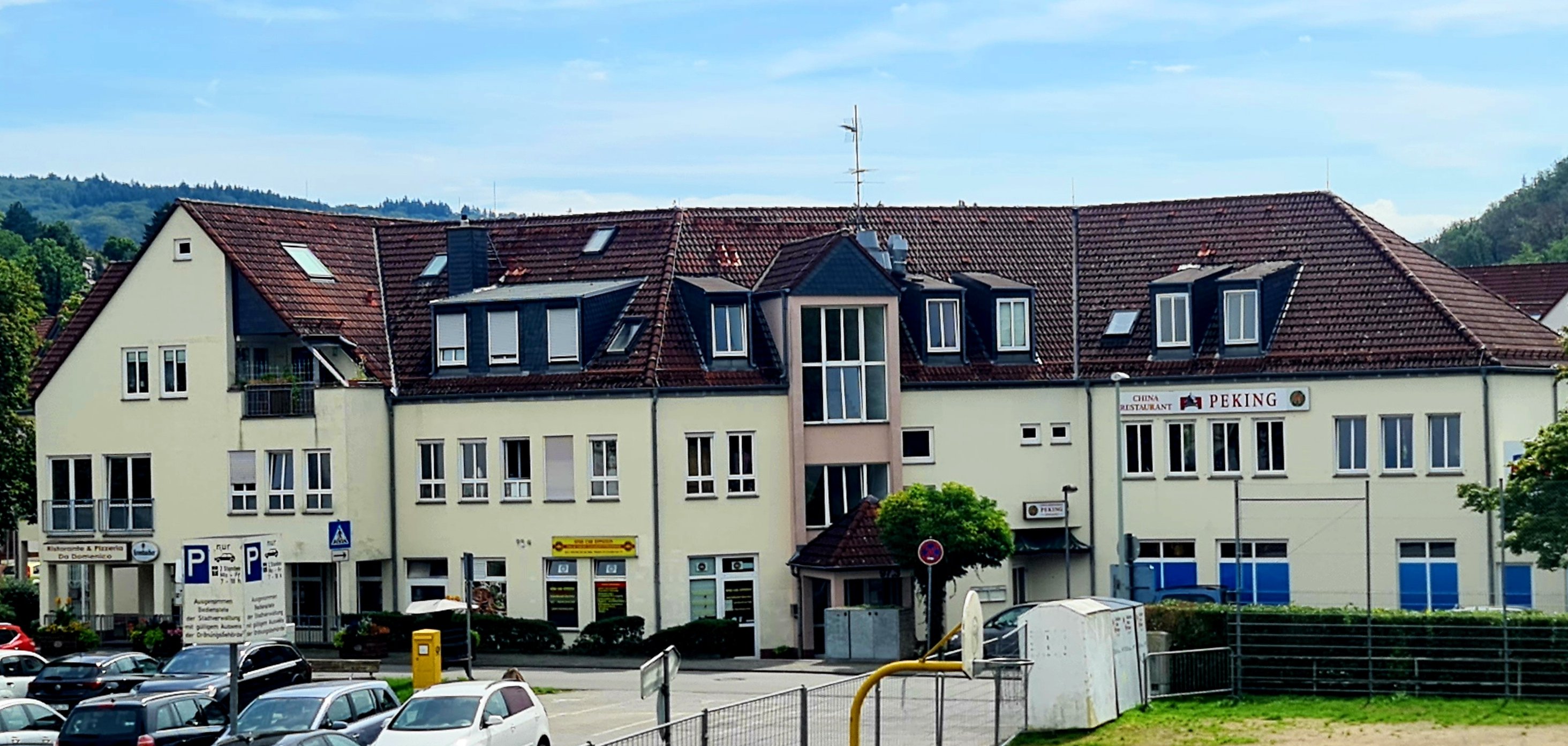 Ansicht des Gebäudes mit Logo des Restaurants Peking