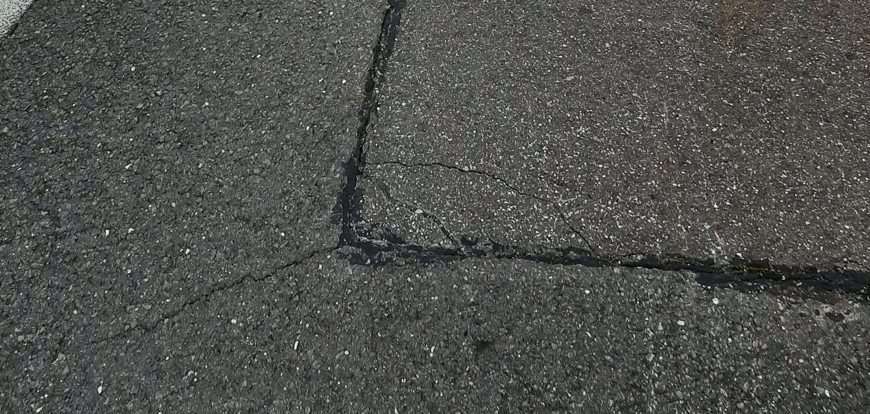 Risse in der Straßendecke