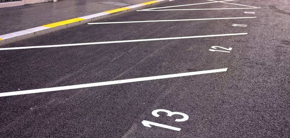 Nummerierte Parkplätze