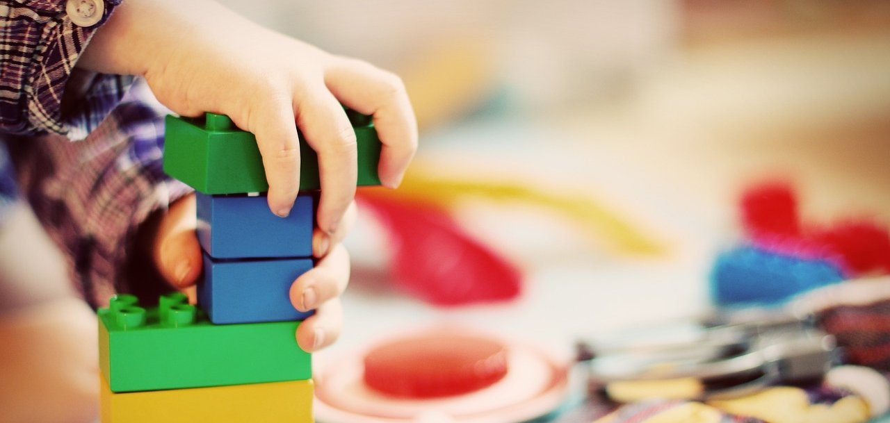 Kind Spielt mit Bauklötzen