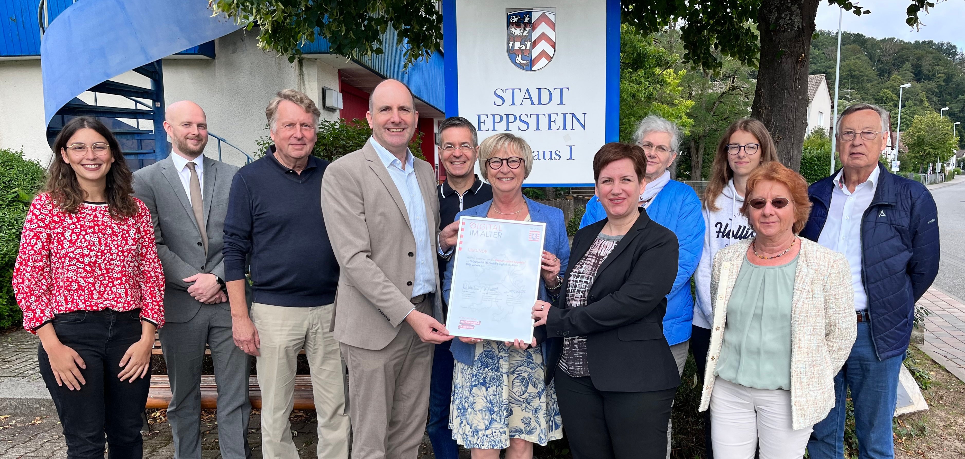 Foto:  Von links nach rechts: Katherina Kenanidou (Landesstiftung „Miteinander in Hessen“), Stefan Euler, Fachbereichsleiter Fachbereiche Sicherheit & Ordnung sowie Soziales, Stephan Fliegel (Digital-Lotse Eppstein), Martin Gehl (Landesstiftung „Miteinander in Hessen“), Frank Schauer (Digital-Lotse Eppstein), Erste Stadträtin Sabine Bergold, Julia Pretsch vom Fachbereich Soziales, Regina Martin (Digital-Lotsin Eppstein), Louisa Froelich (Digital-Lotsin Eppstein), Heike Schmidt-Hunkel (Digital-Lotsin Eppstein), Günther Reif (Digital-Lotse Eppstein)  Foto: Stadt Eppstein