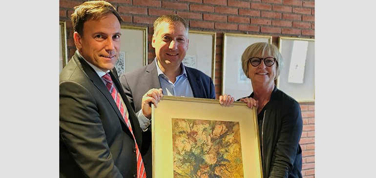 Bürgermeister Alexander Simon, Kreisbeigeordneter Axel Fink und Erste Stadträtin Sabine Bergold bei der Übergabe von 15 Werken an die Kunstsammlung des Main-Taunus-Kreises.