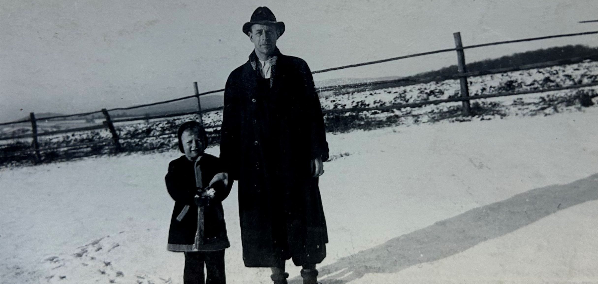 Waldemar Steingötter mit Sohn Fritz auf dem Hof Häusel.