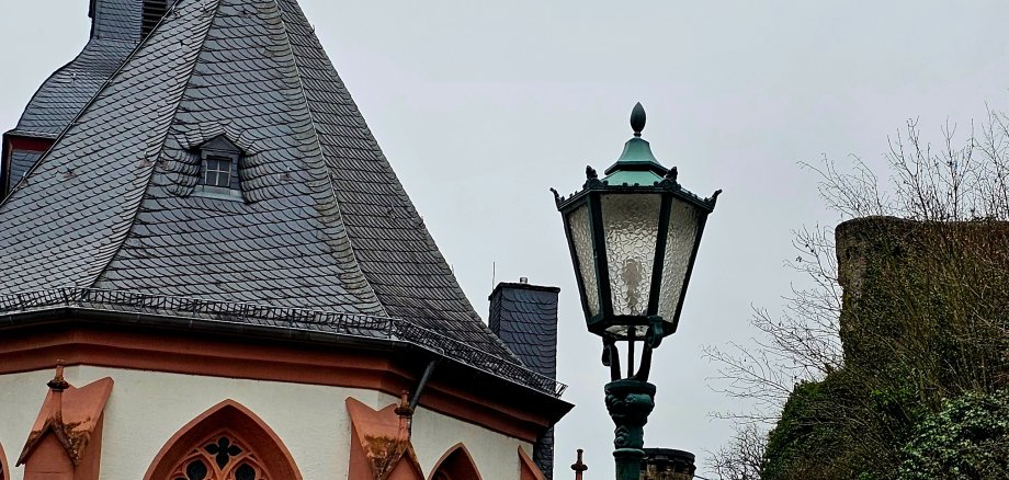 Straßenbeleuchtung/Laterne im Hintergrund der Kirchturm