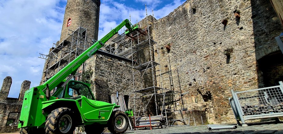 Burgmauer, wo schon ein Teil des Gerüstes aufgebaut ist