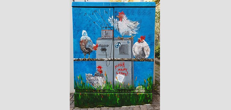 Syna Kasten bemalt mit Hühnern auf Wiese