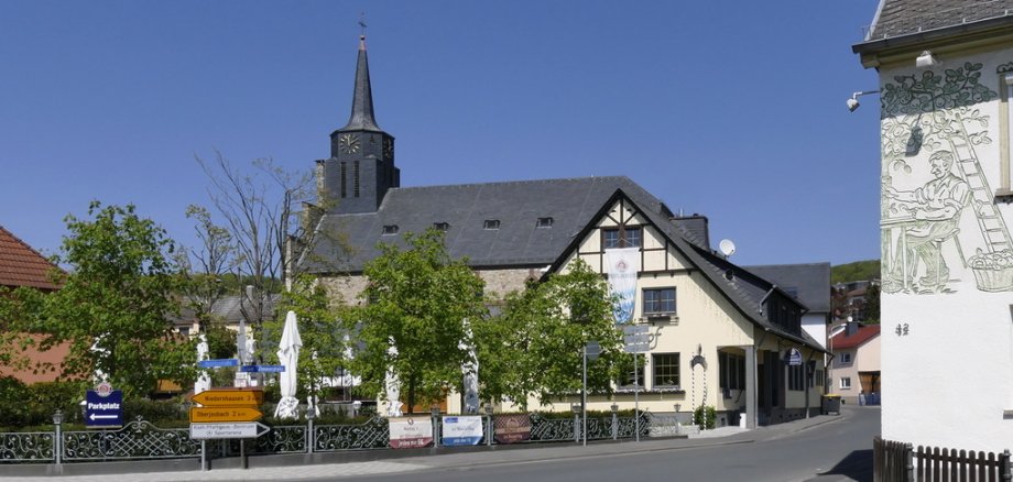 Ansicht des Kastanienhofs an der Kreuzung in Niederjosbach