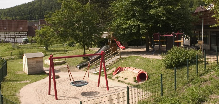 Ansicht des Spielplatzes vom Kindergarten in Ehlhalten