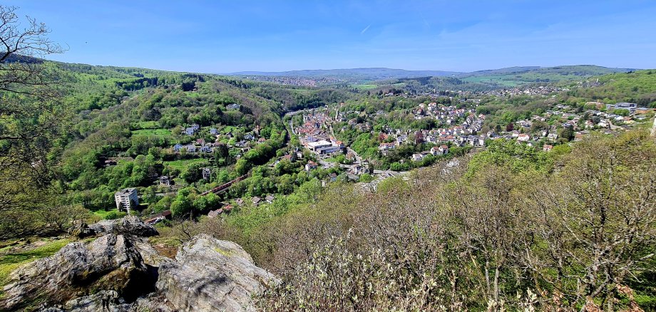 Waldreiches Eppstein: Blick von der Mendelssohn-Gedenkstätte am Staufen über Eppstein, Vockenhausen nach Bremtahl 