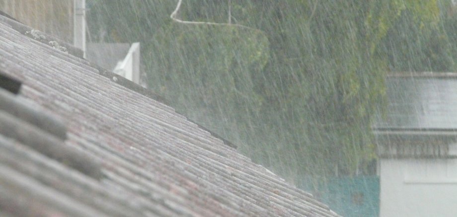 Starker Regen auf Hausdach